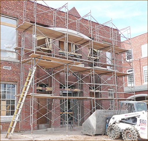 Photo 4: Providing safe access to conventional scaffolding can be tricky. This extension ladder only provides access to the first level. Clamp-on ladders might be better here.