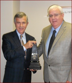 Nebraska Senator Mike Johanns accepts the MCAA Prosperity Award from John Smith.